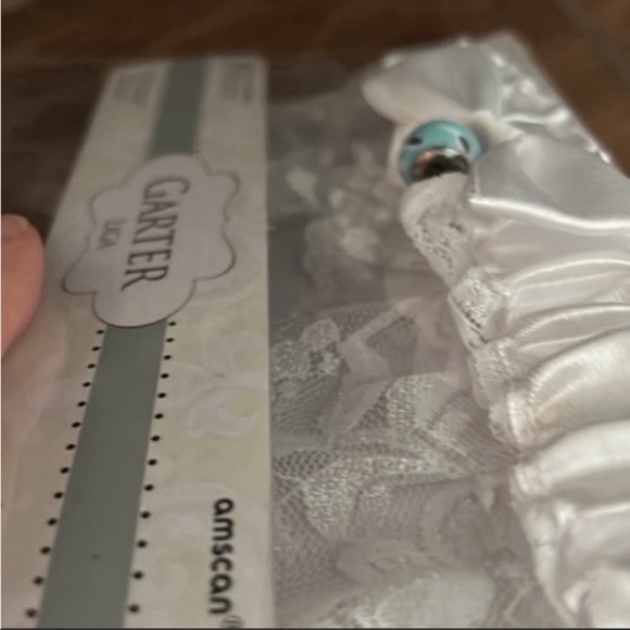 🆕 Brand new Garter Belt in White w/lace and a Charm Accent bead for future use - Picture 4 of 4